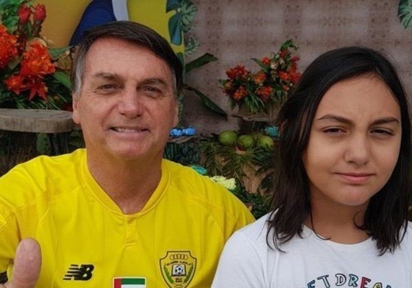 Jornalista da Folha chama a pequena Laura Bolsonaro de 'puta' em