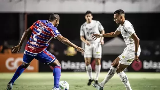 Foi rebaixado com o Santos e agora pode abandonar o clube para