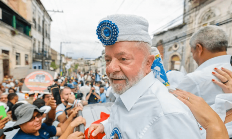 Presidente Lula desembarca em Feira de Santana para entrega de 626 casas populares