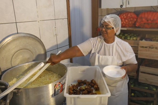 Cozinhas comunitárias entregam refeições para população vulnerável em 14 municípios