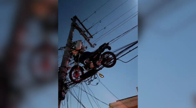 Moto fica presa a fiação elétrica após queda de balão em SP