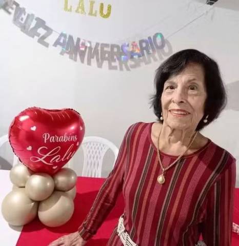 Idosa  completa 100 anos e ganha festa surpresa em academia de Feira de Santana