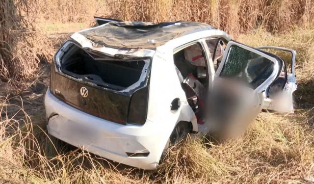 Dois homens morrem e uma pessoa fica ferida após carro capotar em rodovia na Bahia