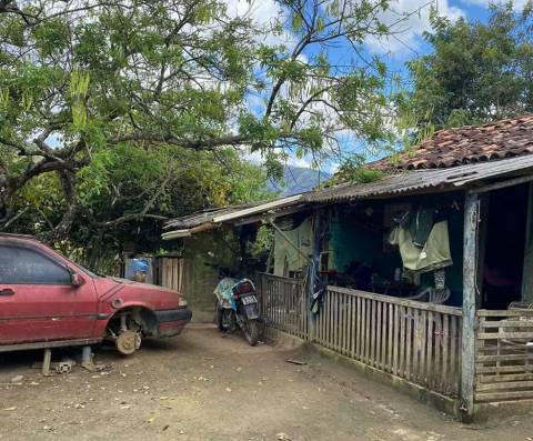 Mulher mantida em cativeiro pelo tio por quase 10 anos é resgatada