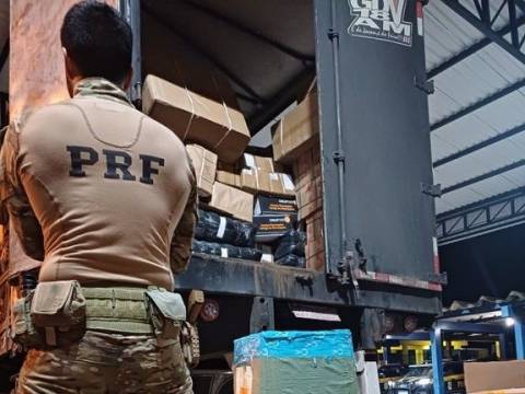 PRF apreende grande quantidade de mercadorias sem nota em Feira de Santana