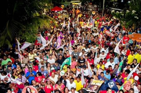 Kannário e Zé Neto arrastam multidão em caminhada na Queimadinha