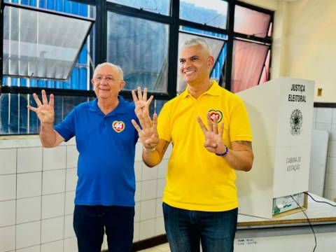 José Ronaldo registra voto ao lado do vice, Pablo Roberto, e das netas