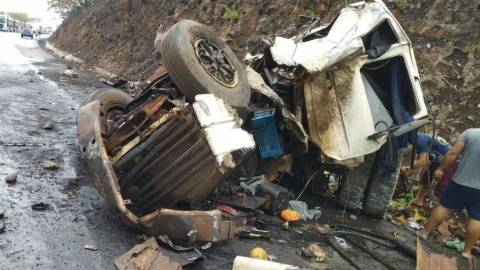 Ônibus com 42 passageiros sai da pista e cai de ribanceira na Bahia