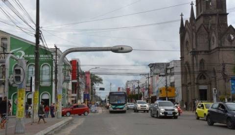 Dia do Comerciário: lojas do centro abrem normalmente, mas supermercados fecham em Feira de Santana