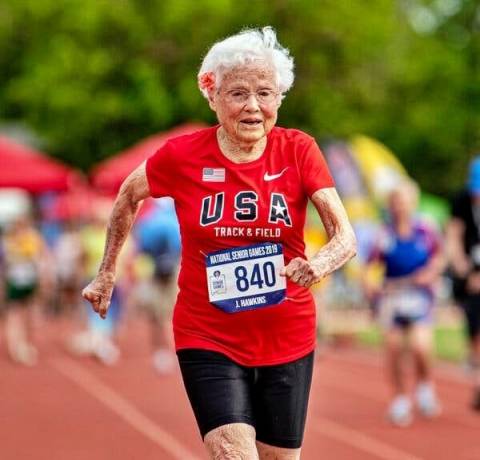 Julia Hawkins, a atleta centenária que quebrou recordes e inspirou gerações