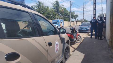 Homem de 22 anos é assassinado a tiros em residência no bairro Limoeiro