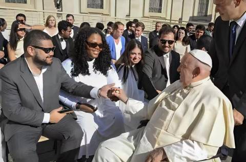 Casal baiano recebe bênção do papa Francisco em Roma