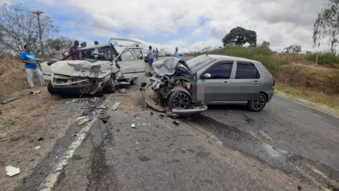 Batida entre dois carros deixa um morto e cinco feridos no sudoeste da Bahia