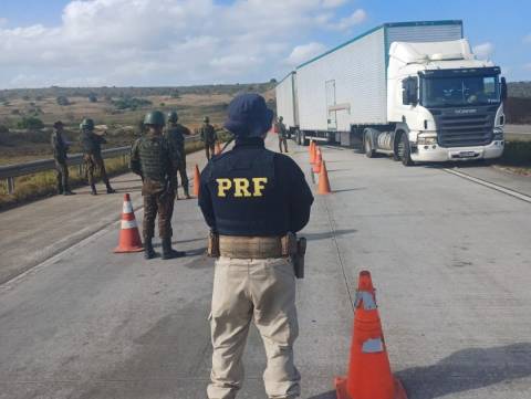 PRF na Bahia presta apoio ao Exército Brasileiro durante exercício militar na BR-101