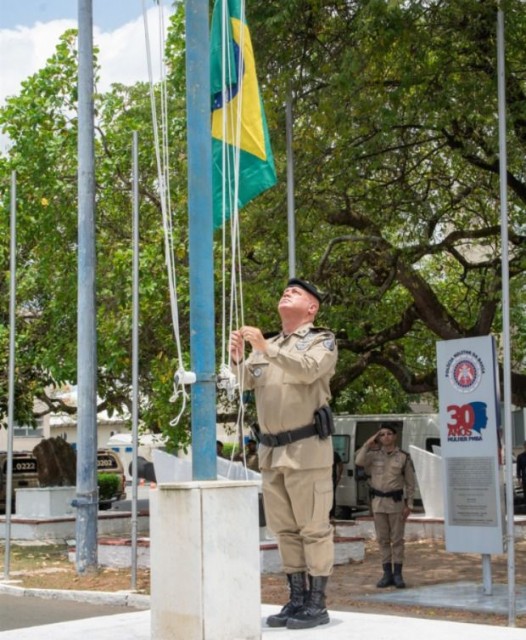 Polícia Militar Realiza Cerimônia de Incineração e Troca das Bandeiras em Feira de Santana