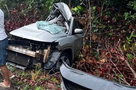 Motorista morre após carro colidir com van em rodovia no extremo sul da Bahia