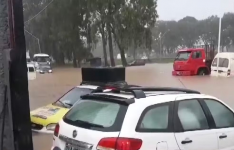 Alagamentos cobrem carros em ruas de cidade no sudoeste da Bahia