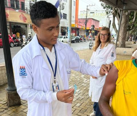 Uefs e Secretaria de Saúde realizam ação de vacinação para população em situação de rua em Feira de Santana