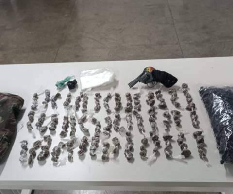 Polícia apreende drogas, arma e materiais ilícitos no Aviário, em Feira de Santana