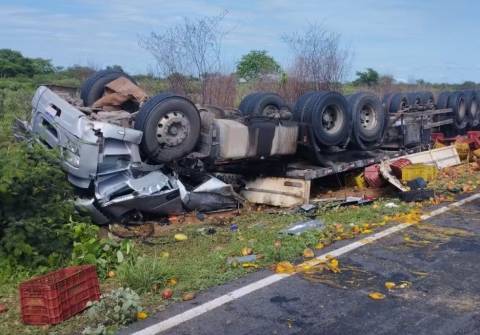 Adolescente morre e homem fica ferido após carreta tombar na BA-161