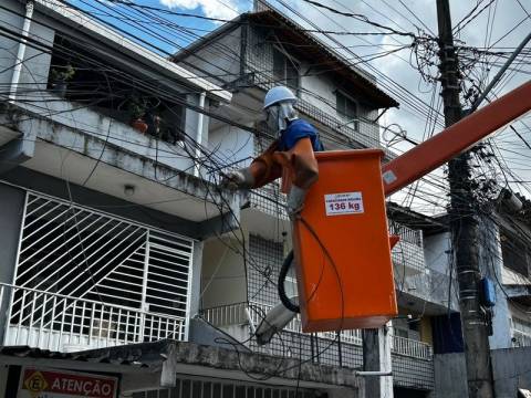 Coelba realiza operação para remover fios irregulares de telefonia e internet em Feira e outras cidades