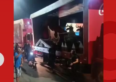 Caravana de Natal da Coca-Cola é encerrada antes do fim da rota após Papai Noel ser apedrejado