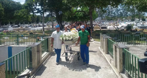 Jovem assassinado por engano a caminho do trabalho é sepultado em Feira de Santana