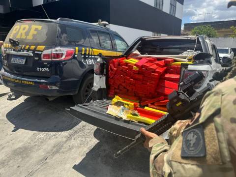 PRF apreende 500 kg de maconha e prende condutor na BR-116 sul, em Feira de Santana