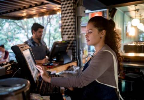 Setor de bares e restaurantes registra maior salário médio da história