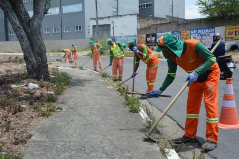 Prefeitura de Feira promove operação para limpeza da cidade