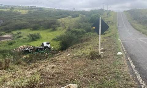 Motorista é arremessado e morre após caminhão cair em ribanceira