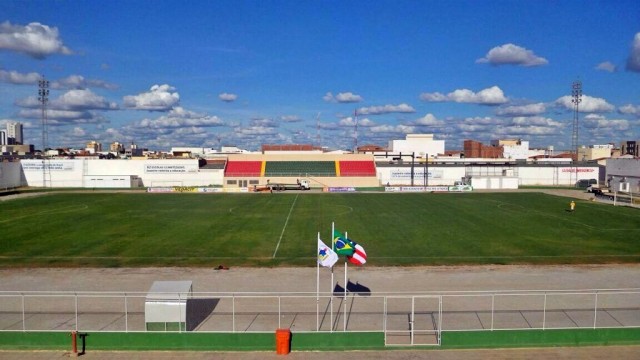 Vitória goleia mas presidente critica estádio em Juazeiro