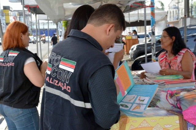 Procon fiscaliza Feira do Livro Usado em Feira de Santana