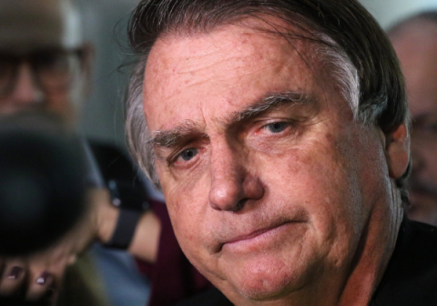 Bolsonaro chora e diz estar ‘abalado’ por ausência na posse de Trump