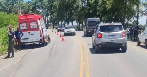 Colisão entre caminhão e carroça mata pastor e deixa filho ferido