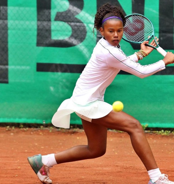 Victória Barros brilha nas oitavas do Australian Open Juvenil