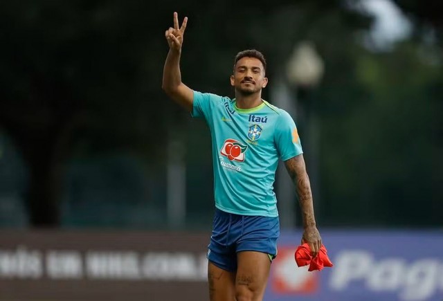 Flamengo assume liderança na disputa por Danilo após recusa ao Napoli