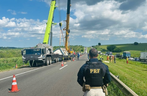 Acidente com carreta-tanque na BR-324 mobiliza forças de segurança