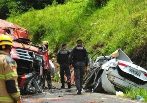 Caminhão dos Bombeiros capota, colide com carro e deixa cinco mortos