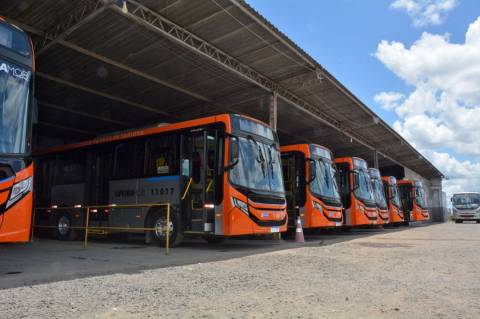 Prefeitura entrega sete ônibus climatizados para atender aos distritos