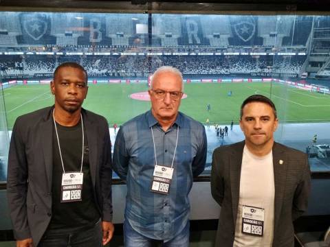 Dorival Júnior acompanha clássico carioca entre Botafogo e Fluminense