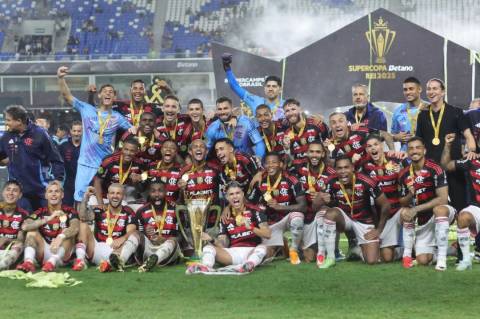 Flamengo bate o Botafogo e conquista a Supercopa Rei