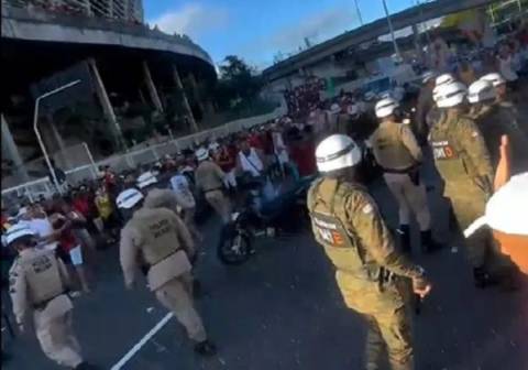 Policiais militares são presos por roubo de celular de torcedor durante abordagem