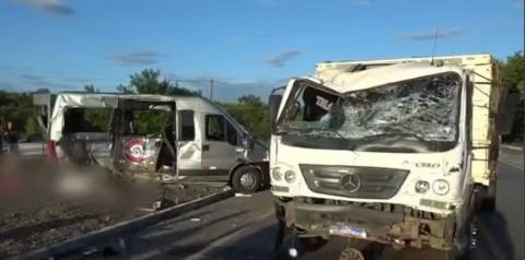 Seis pessoas morrem após colisão entre van e caminhão