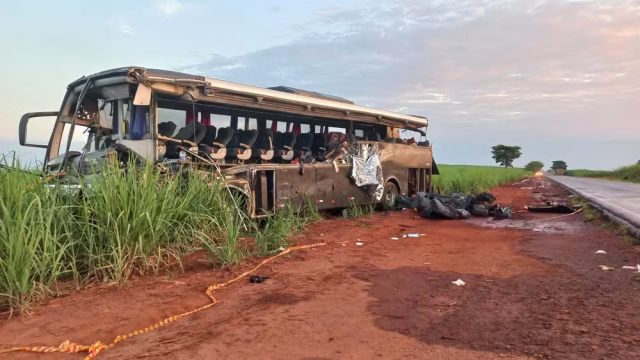 Acidente envolvendo ônibus com universitários deixa 12 mortos no interior de SP