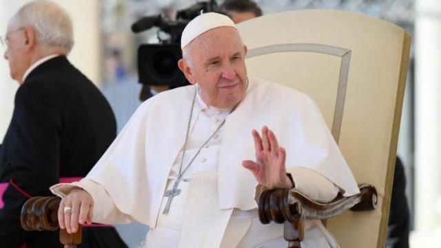 Papa Francisco completa 1 semana internado com pneumonia; quadro de saúde teve melhora