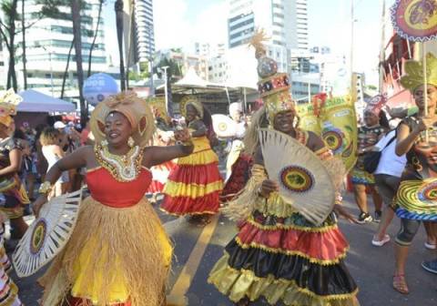 Fuzuê abre o Carnaval de Salvador com música, fantasias e folia para todas as idades