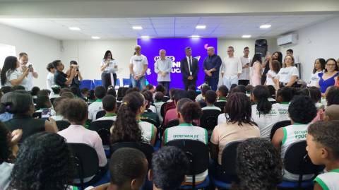 Prefeitura distribui 240 mil livros durante lançamento de programa voltado à alfabetização