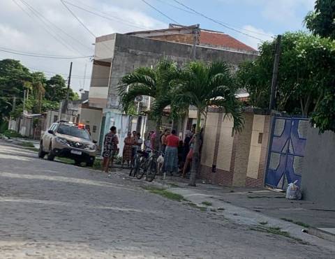 Mulher é morta a tiros por companheiro no bairro Mangabeira em Feira de Santana