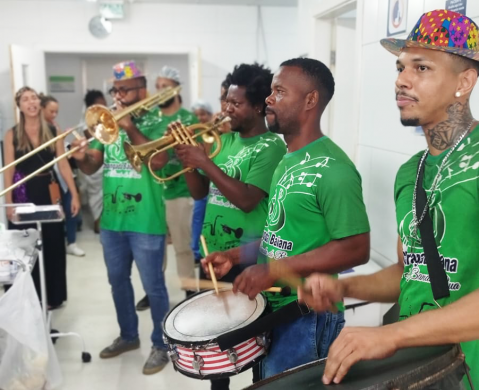 Charangada leva música e emoção aos pacientes do Hospital Clériston Andrade